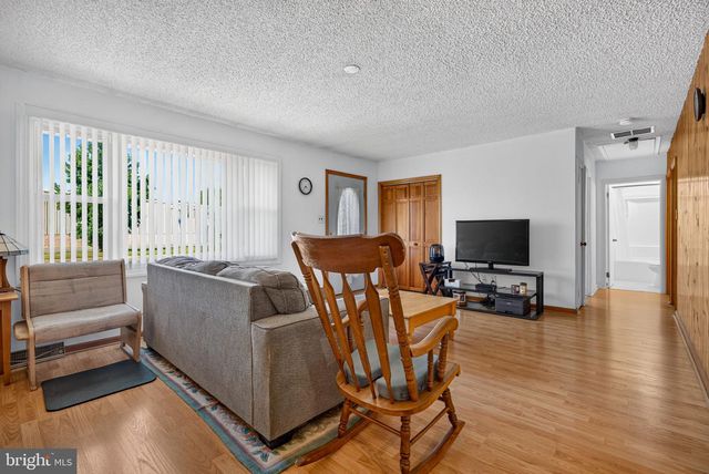4 POINTVILLE RD, Pemberton, NJ 08068