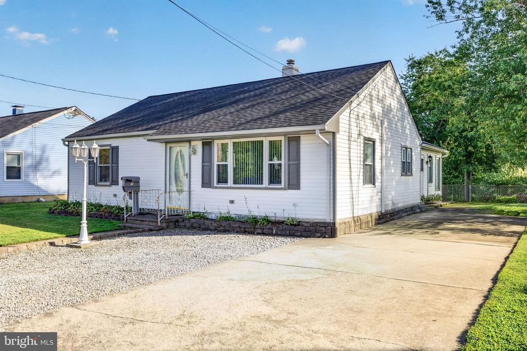 4 POINTVILLE RD, Pemberton, NJ 08068