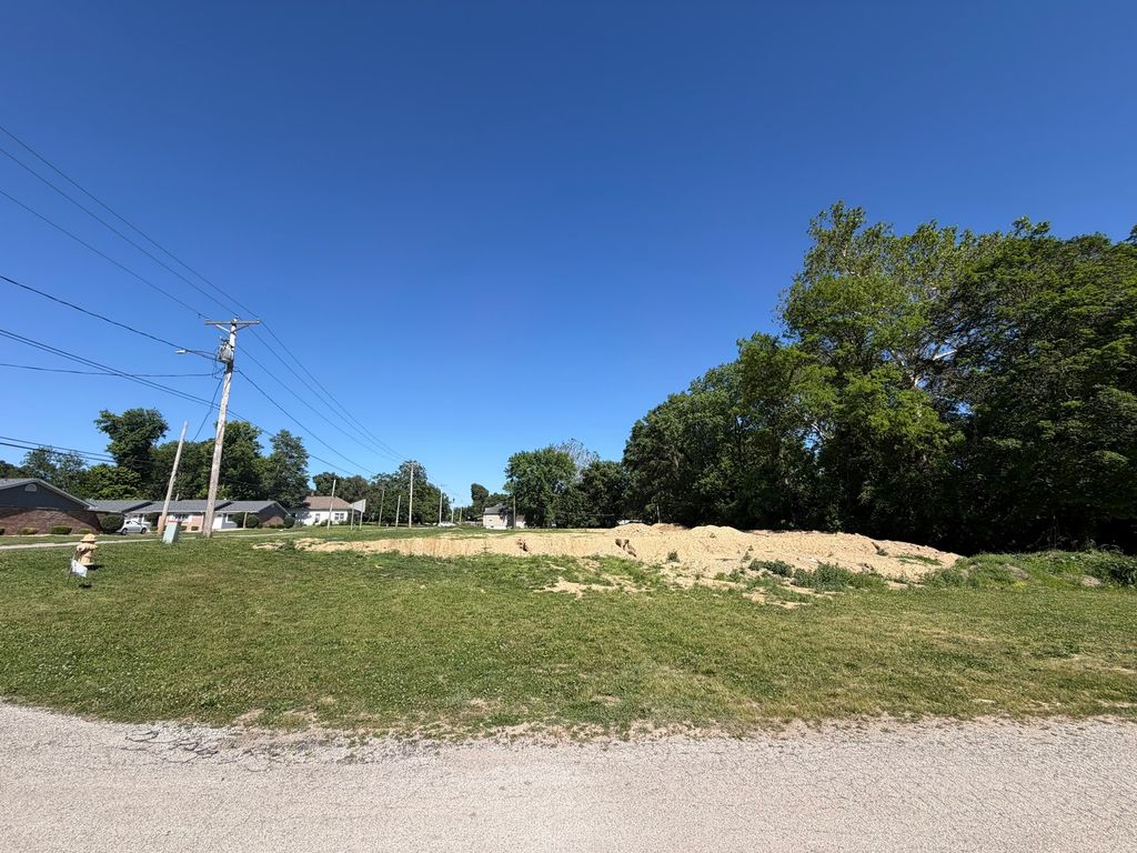 Image 8 of property listing at 1324 W Williams Street, Danville, IL 61832