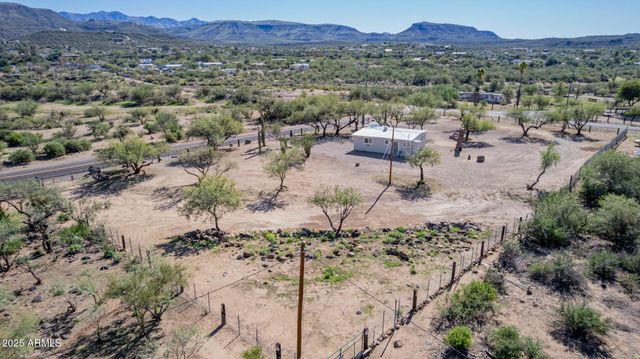 33450 S RIVER BEND Road, Black Canyon City, AZ 85324