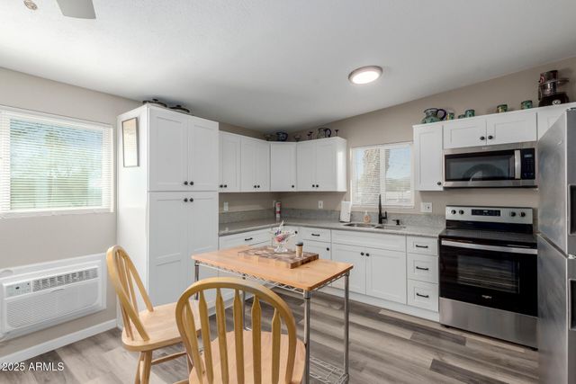 33450 S RIVER BEND Road, Black Canyon City, AZ 85324