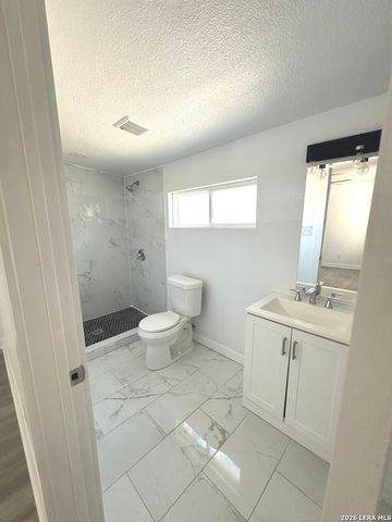 514 DAVIS AVE, Devine, TX 78016
