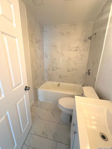 514 DAVIS AVE, Devine, TX 78016