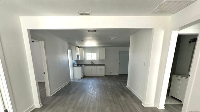 514 DAVIS AVE, Devine, TX 78016