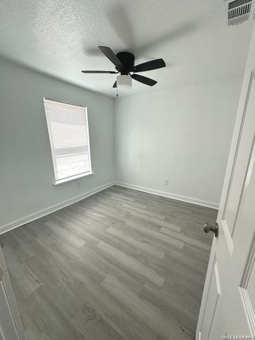 514 DAVIS AVE, Devine, TX 78016