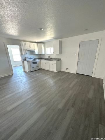 514 DAVIS AVE, Devine, TX 78016