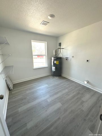 514 DAVIS AVE, Devine, TX 78016