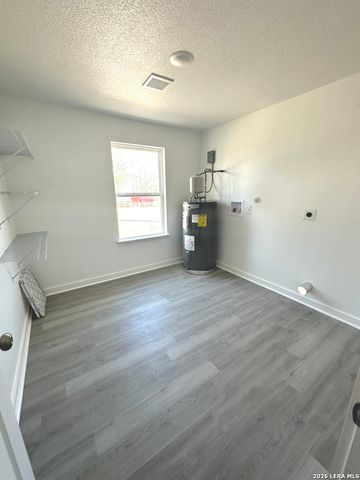 514 DAVIS AVE, Devine, TX 78016