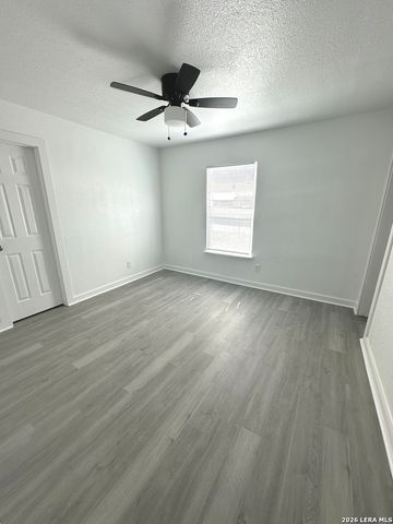 514 DAVIS AVE, Devine, TX 78016