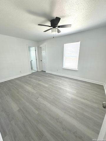 514 DAVIS AVE, Devine, TX 78016