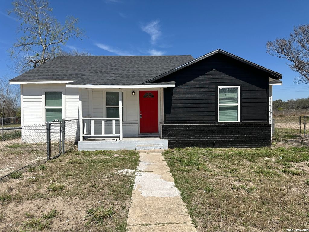 514 DAVIS AVE, Devine, TX 78016