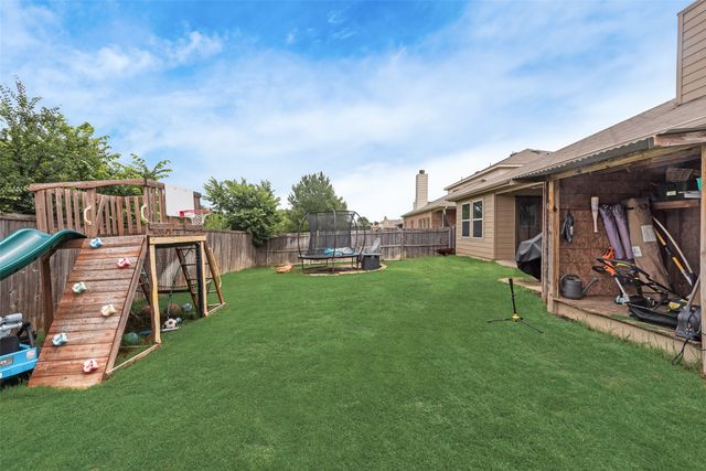 8221 Black Hills Trail, Aubrey, TX 76227