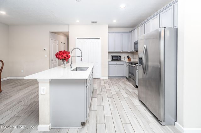 10307 BENSON LAKE Drive, Jacksonville, FL 32222