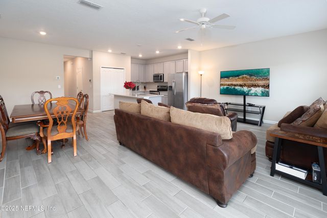 10307 BENSON LAKE Drive, Jacksonville, FL 32222