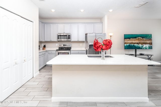 10307 BENSON LAKE Drive, Jacksonville, FL 32222