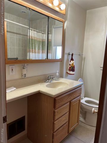 22814 Lake Way, Farmington, MI 48336