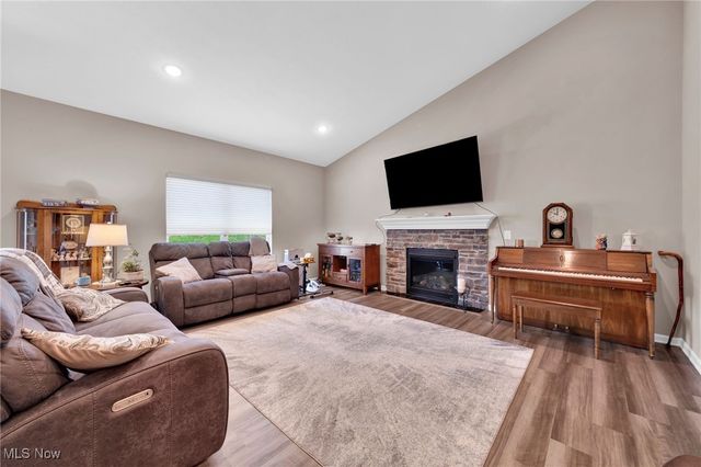 1236 Selena Grove, Uniontown, OH 44685