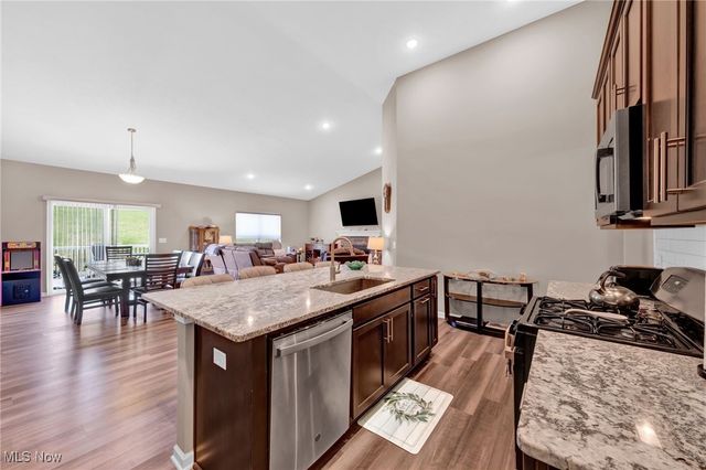 1236 Selena Grove, Uniontown, OH 44685