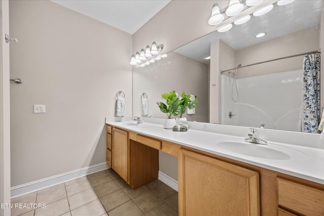 100 Forestberry St, Oak Ridge, TN 37830