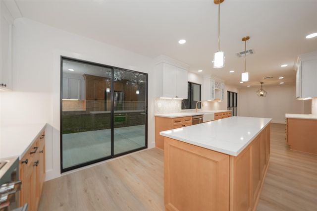 203 S Pathfinders Circle, The Woodlands, TX 77381