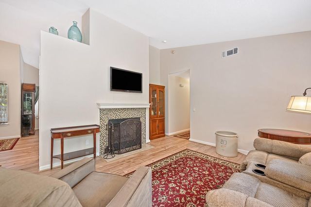 910 Centennial Ct, Auburn, CA 95603