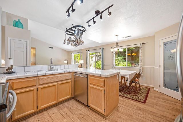 910 Centennial Ct, Auburn, CA 95603