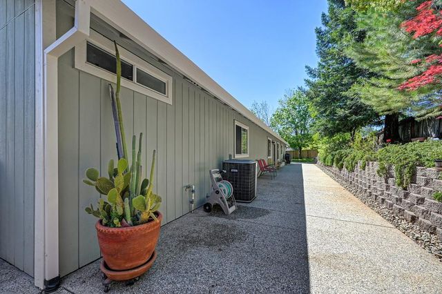 910 Centennial Ct, Auburn, CA 95603