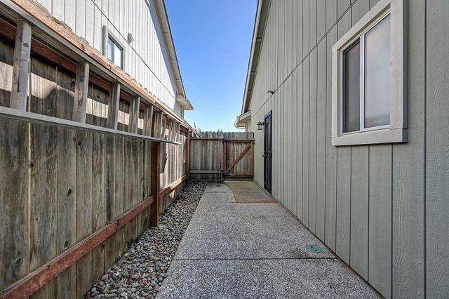 910 Centennial Ct, Auburn, CA 95603