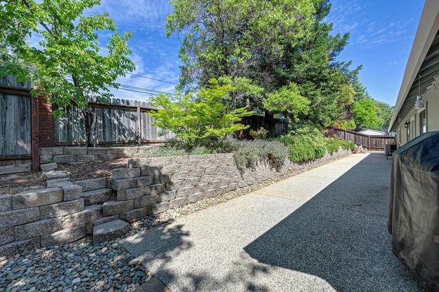 910 Centennial Ct, Auburn, CA 95603