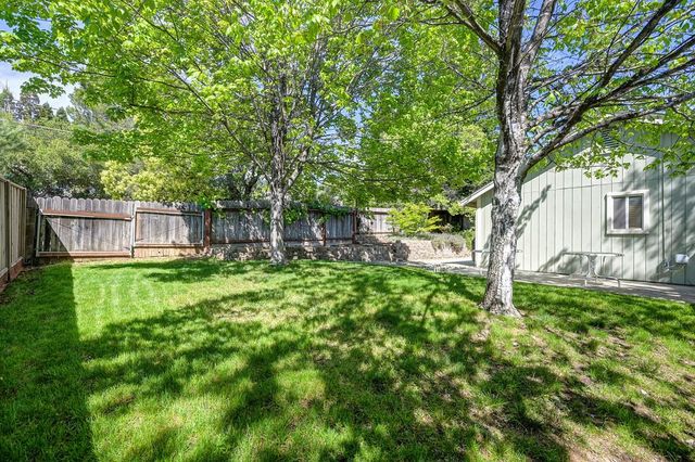 910 Centennial Ct, Auburn, CA 95603