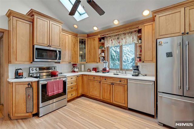 70 Skyline Drive, Oakland, NJ 07436