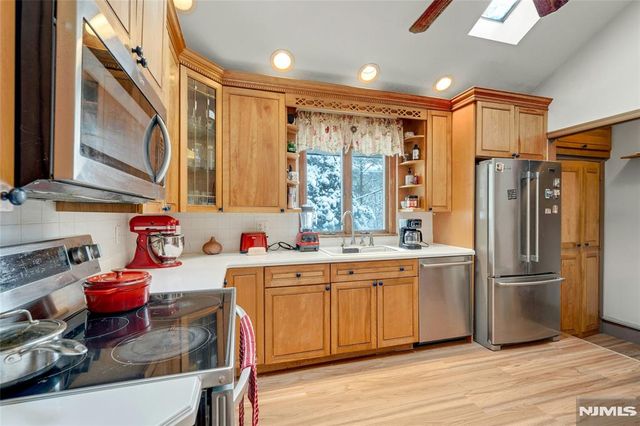 70 Skyline Drive, Oakland, NJ 07436