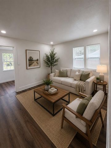 233 S RHODES STREET, Mount Dora, FL 32757