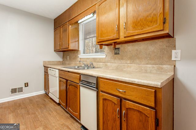 8642 Plumtree Drive, Riverdale, GA 30274