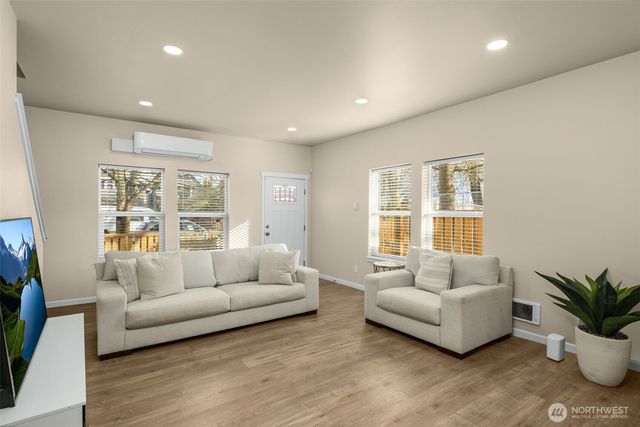 942 S M Street, Tacoma, WA 98405