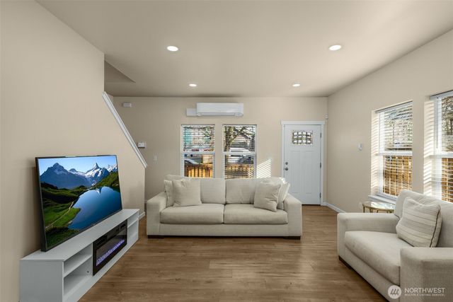 942 S M Street, Tacoma, WA 98405