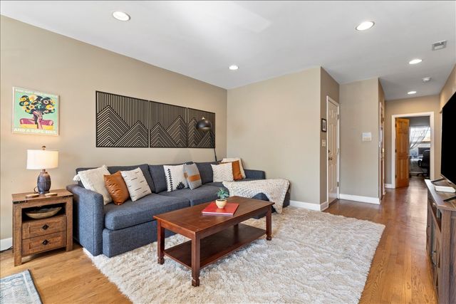 2618 W Rosemont Avenue 1, Chicago, IL 60659