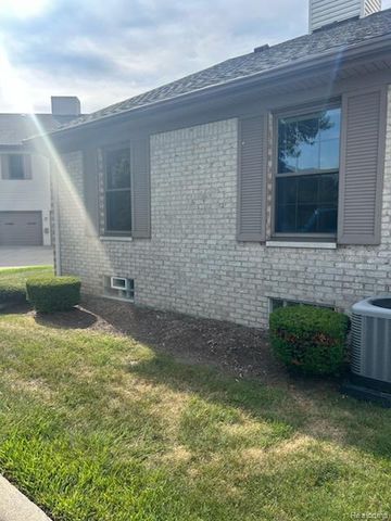 35138 N Bay Circle, Harrison Charter Township, MI 48045