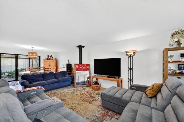 1055 Commons Dr, Sacramento, CA 95825