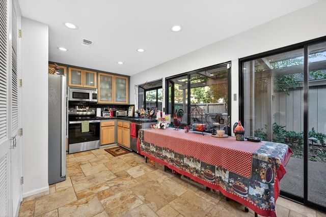 1055 Commons Dr, Sacramento, CA 95825