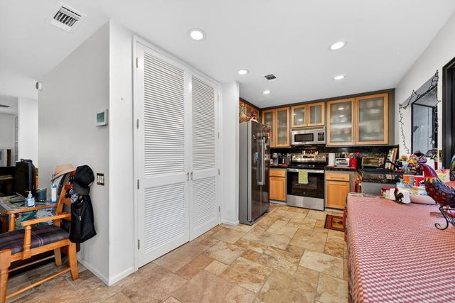 1055 Commons Dr, Sacramento, CA 95825