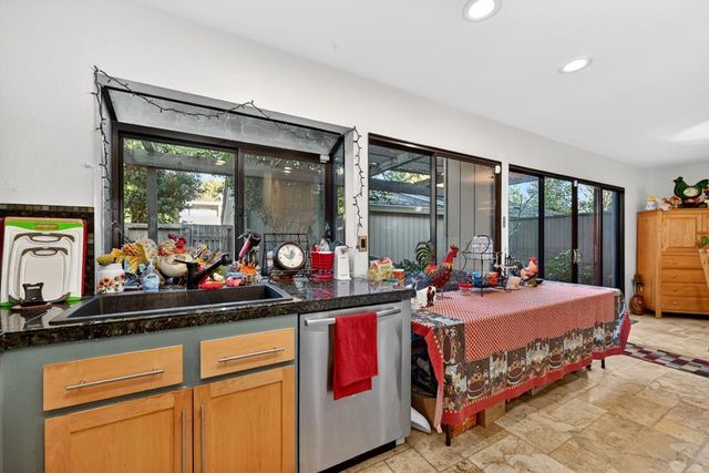 1055 Commons Dr, Sacramento, CA 95825