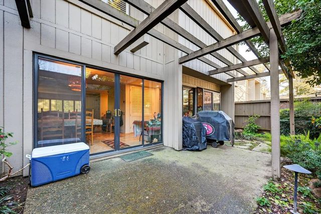 1055 Commons Dr, Sacramento, CA 95825