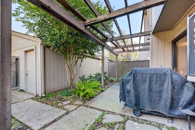 1055 Commons Dr, Sacramento, CA 95825