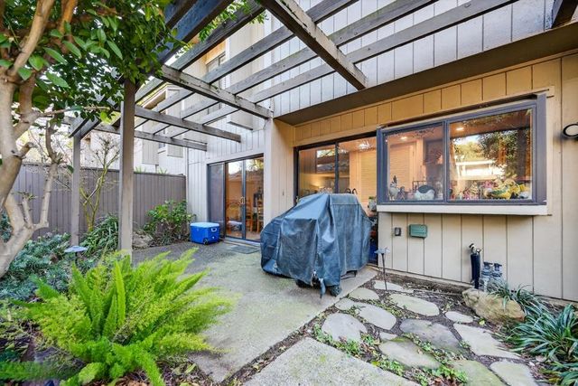 1055 Commons Dr, Sacramento, CA 95825