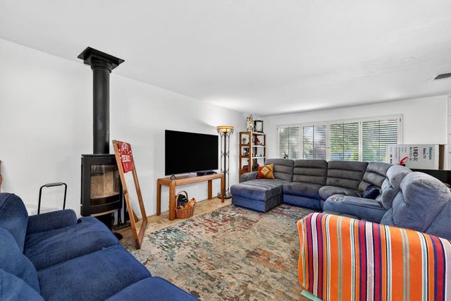 1055 Commons Dr, Sacramento, CA 95825