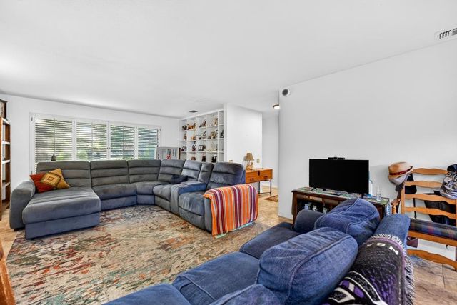 1055 Commons Dr, Sacramento, CA 95825