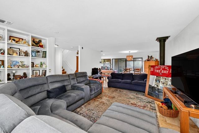 1055 Commons Dr, Sacramento, CA 95825