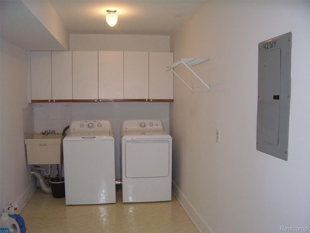 42364 Lochmoor Street 6, Clinton Charter Township, MI 48038
