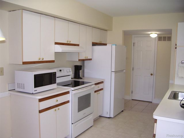 42364 Lochmoor Street 6, Clinton Charter Township, MI 48038